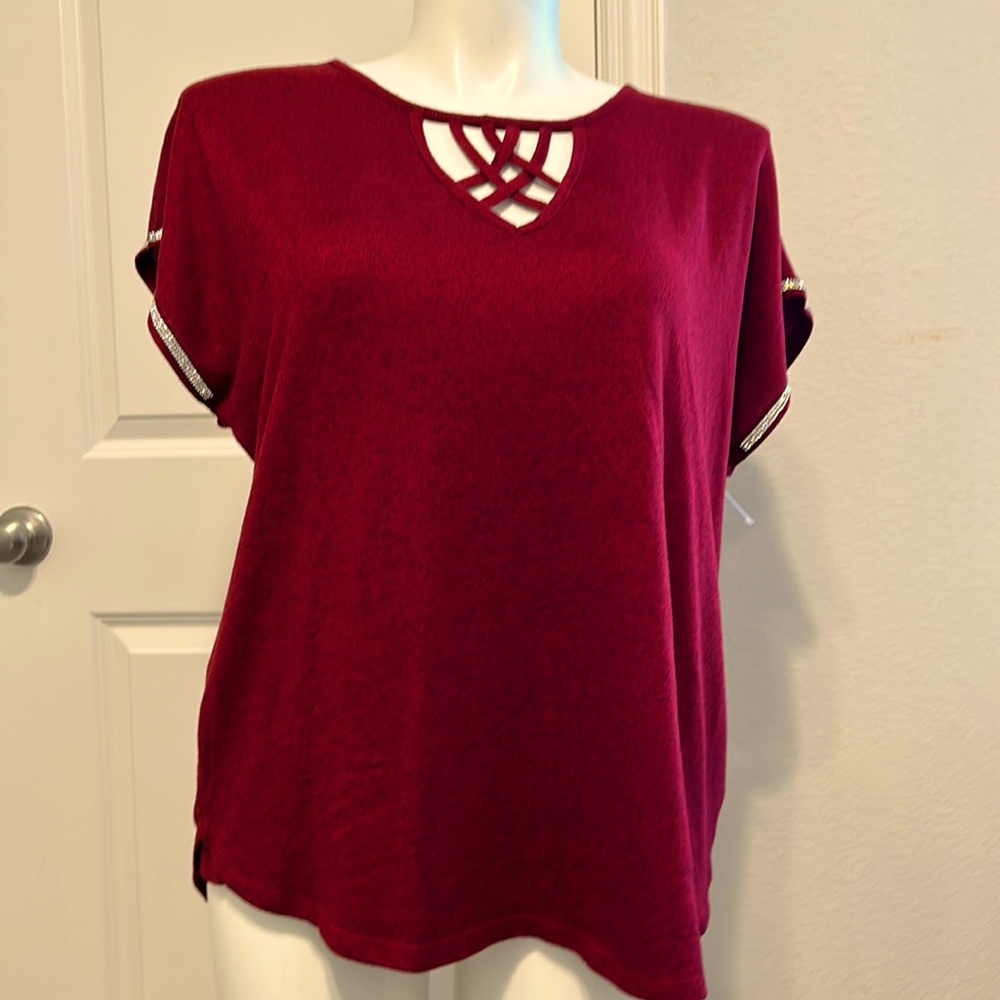 Retrology - Women's 2X rhinestone detailing on sleeves excellent condition